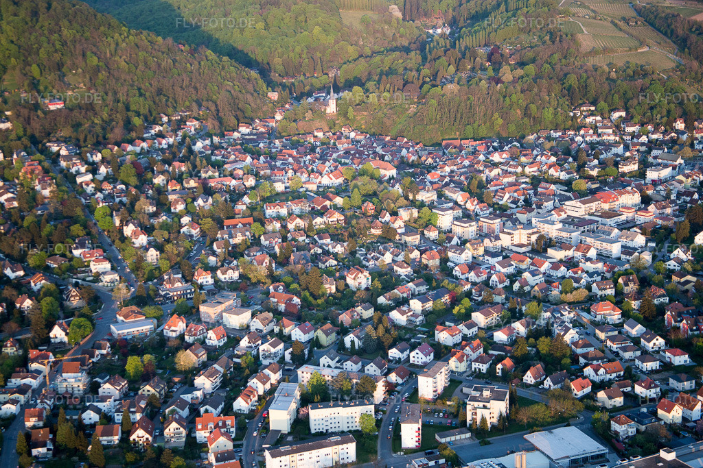 Luftbild: Ortsansicht der Straßen und Häuser der Wohngebiete im Ortsteil Auerbach in Bensheim im Bundesland Hessen in Deutschland. Foto: IMG_077856.jpg vom 23.04.2015 durch Werner Riehm/FLY-FOTO.de