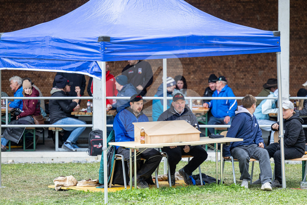 Unteriberg2025_2529 | Die Schwinger des Schwyzer Kantonalen Schwingerverbandes: Fotos, die Dynamik und Leidenschaft festhalten, sowie emotionale Momente aus dem traditionellen Schwingsport zeigen. - Realisiert mit Pictrs.com