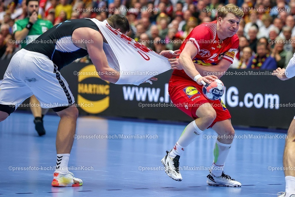 EHF19012601086 | 19.01.2026, Handball, Men's EHF EURO 2026, Österreich - Serbien, Jyske Bank Boxen in Herning, Dänemark, Preliminary Round:  Mijajlo Marsenic (Serbien #93) im Zweikampf gegen Lukas Hutecek (Austria #72) -  Mijajlo Marsenic (Serbien #93) verliert dabei sein Trikot Trikotreißer  Lukas Hutecek (Austria #72)  zieht am Trikot