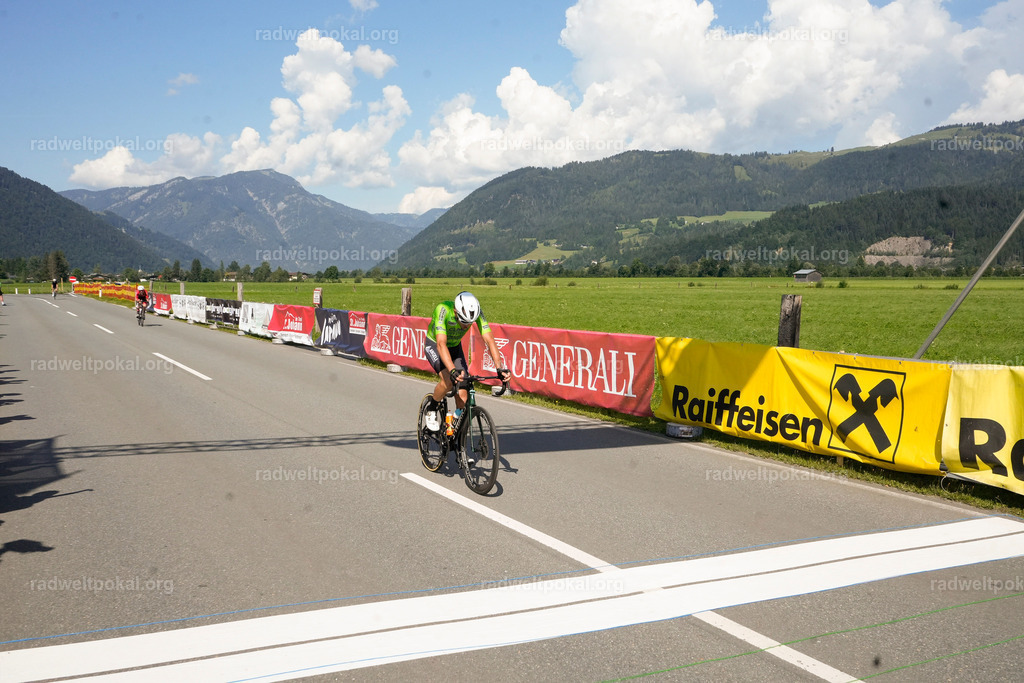 863_20230817_Bewerb_Maenner_Muehlanger | AUT - OESTERREICH, 2023-08-16: SPORT RENNRAD-FAHREN - 55. INTERNATIONALER RADWELTPOKAL IN ST. JOHANN IN TIROL  - Vintage-Radrennen mit WM-Bronze-Medaillen-Siegerin Christina Schweinberger, den Teilnehmer und Alexander Baumann (vom Orginastions-Team) - TAG 2 BEWERB MAENNER IN SECHS GRUPPEN  ; Foto: Roland Muehlanger
