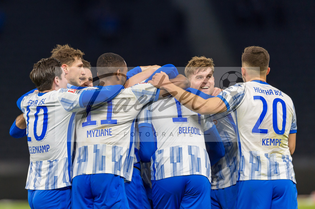HERBOC20220204_019 | Fussball, Herren: Ishak Belfodil (Hertha BSC) Torjubel, jubelt mit seiner Mannschaft nach dem Treffer zum 1:0 bei dem Spiel der 1. Bundesliga zwischen Hertha BSC und VfL Bochum im Olypiastadion am 04.02.2022 in Berlin, Deutschland.DFB / DFL REGULATIONS PROHIBIT ANY USE OF PHOTOGRAPHS AS IMAGE SEQUENCES AND/OR QUASI-VIDEO. - Realisiert mit Pictrs.com