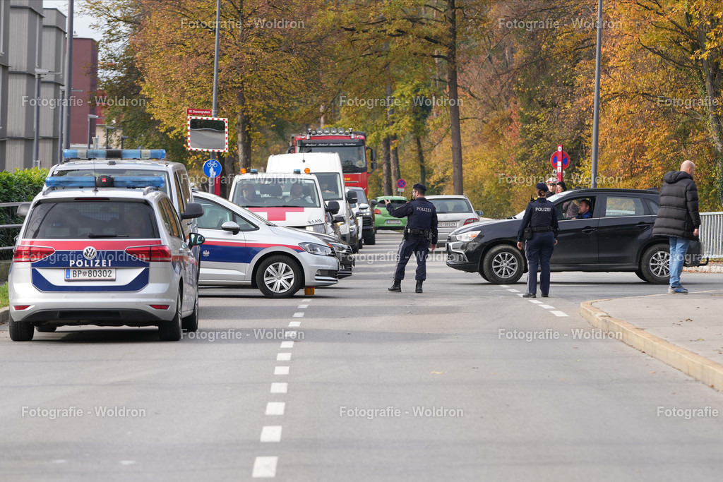 20221111 Amoklauf in Mittelschule Haselstauden | DORNBIRN, OESTERREICH - 11. NOVEMBER: Polizeieinsatz waehrend des Amoklaufs in der Mittelschule Haselstauden in Mittelschule Haselstauden on November 11, 2022 in Dornbirn, Austria.