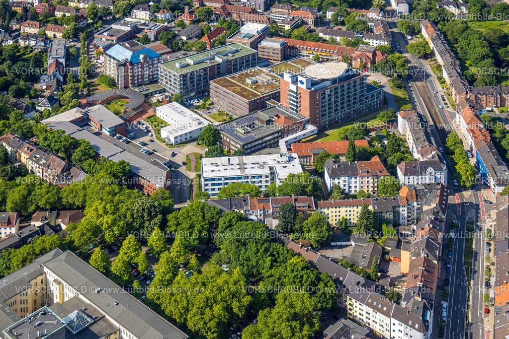 Bochum250600370 | Luftbild, Bergmannsheil Krankenhaus, BG Klinik und Universitätsklinikum der Ruhr-Universität Bochum mit Hubschrauberlandeplatz, Südinnenstadt, Bochum, Ruhrgebiet, Nordrhein-Westfalen, Deutschland