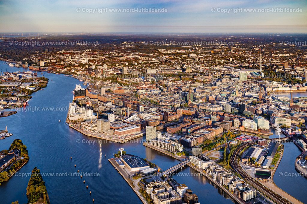 Hamburg_Hafencity_ELS_1998121024 | HAMBURG 12.10.2024 Baustelle zum Neubau des Gebäudekomplexes des Einkaufszentrum am Überseequartier am Chicagokai - Osakaallee im Bereich des ehemaligen Grasbrooks im Ortsteil Hafencity in Hamburg, Deutschland. Weiterführende Informationen bei: CHRISTIAN DE PORTZAMPARC,  Depenbrock Bau GmbH & Co. KG,  F + Z Baugesellschaft, Zweigniederlassung der Hecker Bau GmbH & Co. KG,  Stump-Franki Spezialtiefbau GmbH,  Unibail-Rodamco Germany GmbH,  Unibail-Rodamco ÜSQ Süd Quartiersmanagement GmbH. // Construction site for the new building complex of the shopping center at Ueberseequartier at Chicagokai - Osakaallee in the area of the former Grasbrooks in the Hafencity district in Hamburg, Germany. Further information at: CHRISTIAN DE PORTZAMPARC,  Depenbrock Bau GmbH & Co. KG,  F + Z Baugesellschaft, Zweigniederlassung der Hecker Bau GmbH & Co. KG,  Stump-Franki Spezialtiefbau GmbH,  Unibail-Rodamco Germany GmbH,  Unibail-Rodamco UeSQ Sued Quartiersmanagement GmbH. Foto: Martin Elsen