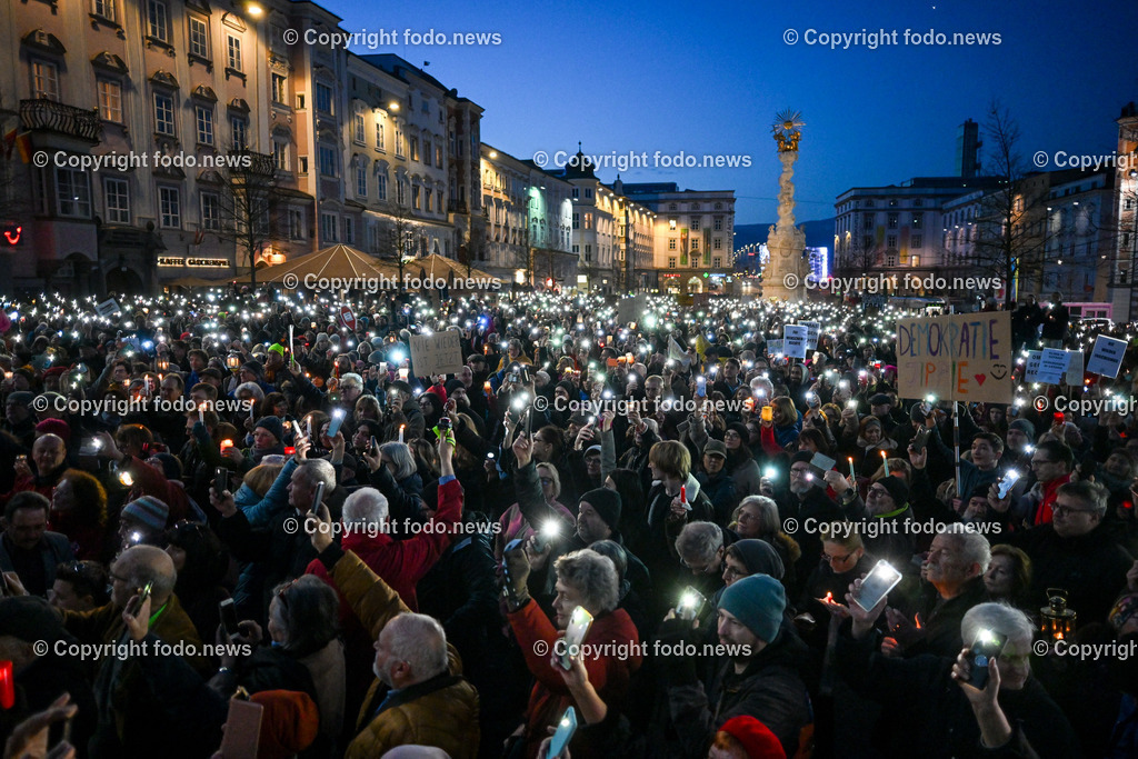 Demonstration gegen rechts in Linz Hauptplatz_ 25.02.2024-47 | 25.02.2024, Stadt Linz, AUT, Demonstration gegen rechts in Linz Hauptplatz, im Bild Kundgebungsteilnehmer, Menschen, Teilnehmer, Lichtermeer, Kerzen, Handytaschenlampen