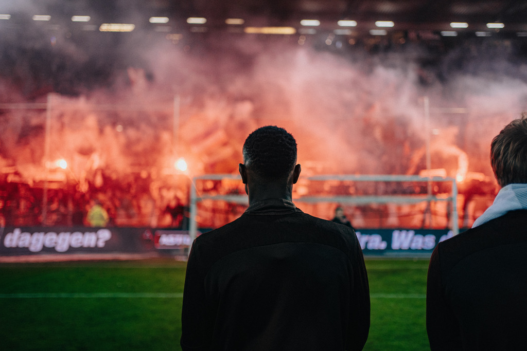 FCS05983 | Der offizielle Shop für FC St. Pauli Fotos. Wähle aus Spielszenen & Fanmomenten dein FCSP Wunschformat. Wir liefern Millerntor-Atmosphäre.