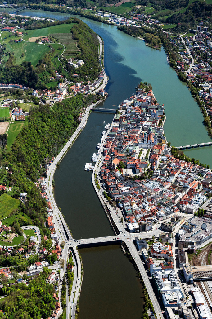 dr__0062337.jpg | PASSAU 09.05.2021 Altstadt an den Fluss- Uferbereichen der Donau und des Inn in der Drei-Flüsse-Stadt Passau im Bundesland Bayern, Deutschland. // Town on the banks of the river of Donau and of Inn in Passau in the state Bavaria, Germany. Foto: Daniel Reiter
