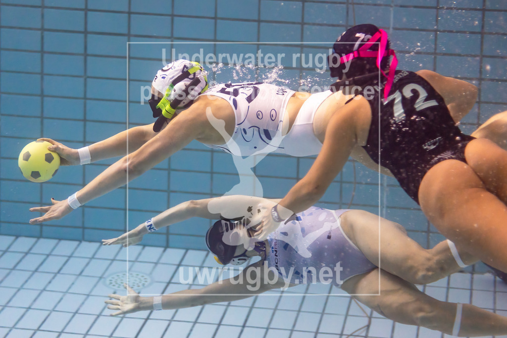 GER, Orcas (Kolumbien) vs. BSI Boblen (Norwegen), Damen, Unterwasser-Rugby, Champions Cup 2024, Finale, 24.11.2024 | Agnes Narvestad (BSI Boblen, #50) im Konter. Als Anspielstation schwimmt Gedvyde Petkeviciute (BSI Boblen, #02) nebenher. Mariana Castano (Orcas, #72) verfolgt sie. - Realisiert mit Pictrs.com