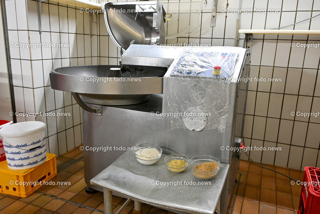 Fleischerei Fischelmaier_ Pabneukirchen_ 03.04.2024-7 | 03.04.2024, Pabneukirchen, AUT, Fleischerei Fischelmaier, im Bild Wurstmaschine