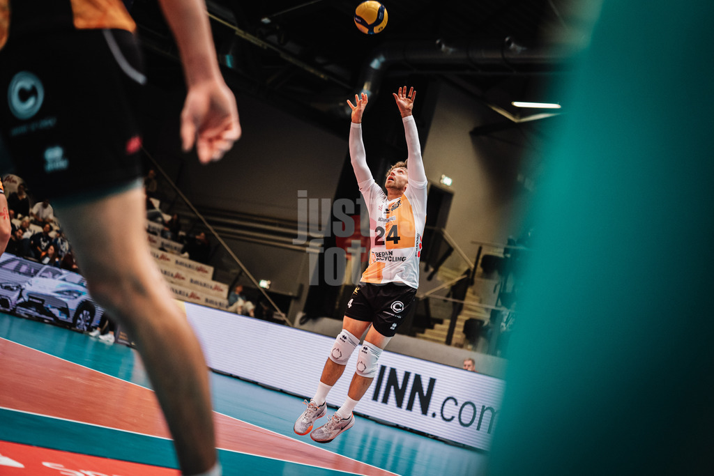 Volleyball | Herren | Saison 2025/2026 | Volleyball Ligacup | Finale | SVG Lüneburg vs. Berlin Recycling Volleys | 12.10.2024 | Kyle Dagostino (#24, BERLIN RECYCLING Volleys) spielt den Ball