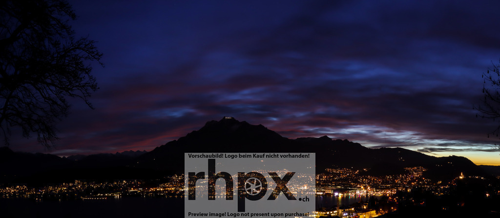 Pilatus im Abendrot uber Luzern Panorama | <p><strong>Dunkelheit. Lichterglanz. Majestat.</strong></p><p>Die letzten purpurnen Streifen des Tages ziehen uber den Horizont, wahrend die Stadt Luzern zu Fußen des Pilatus in einem warmen Lichtermeer erwacht. Dieses epische Panorama fahrt die Stille der Berge mit der pulsierenden Energie der Seestadt eindrucksvoll zusammen.</p><p>Wahle unter "Produktauswahl" dein Wunschformat: Vom klassischen Wandbild uber Puzzle & Tassen bis zum digitalen Download (z.B. als Handy-Hintergrund).</p><br> - Realisiert mit Pictrs.com