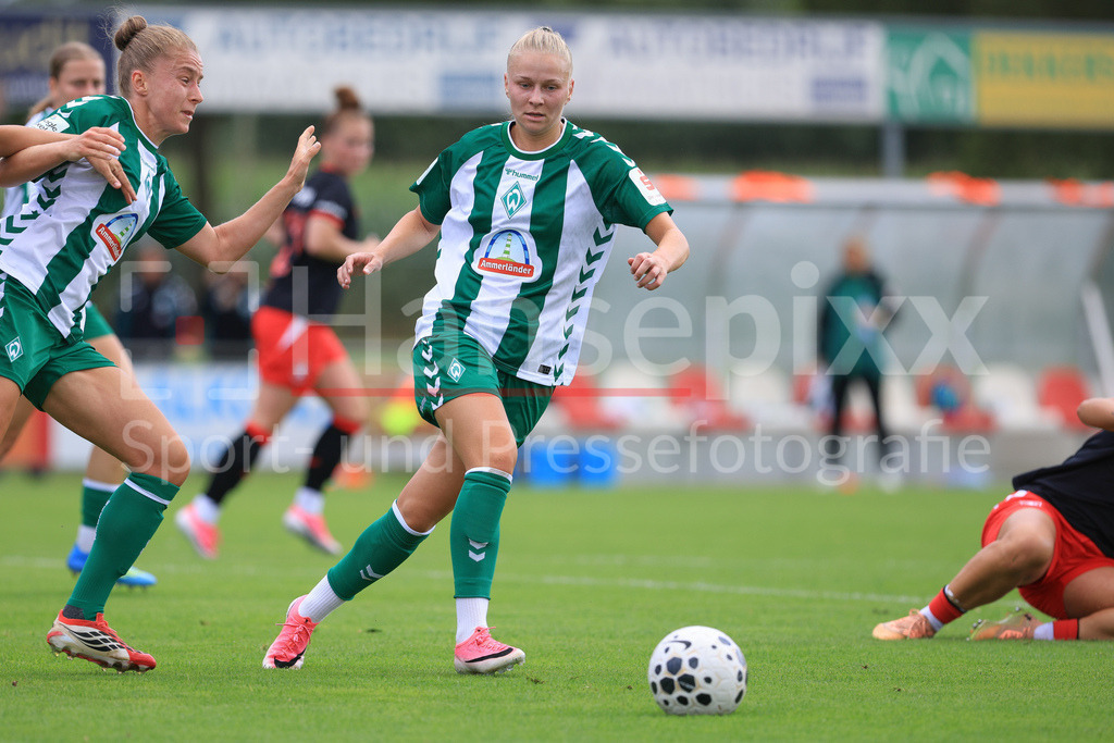 Fussball, Testspiel Frauen, FC Twente Enschede - SV Werder Bremen | Isabella Jaron (SV Werder Bremen, 11) am Ball, Einzelbild, Ganzkörper, Aktion, Action, Spielszene