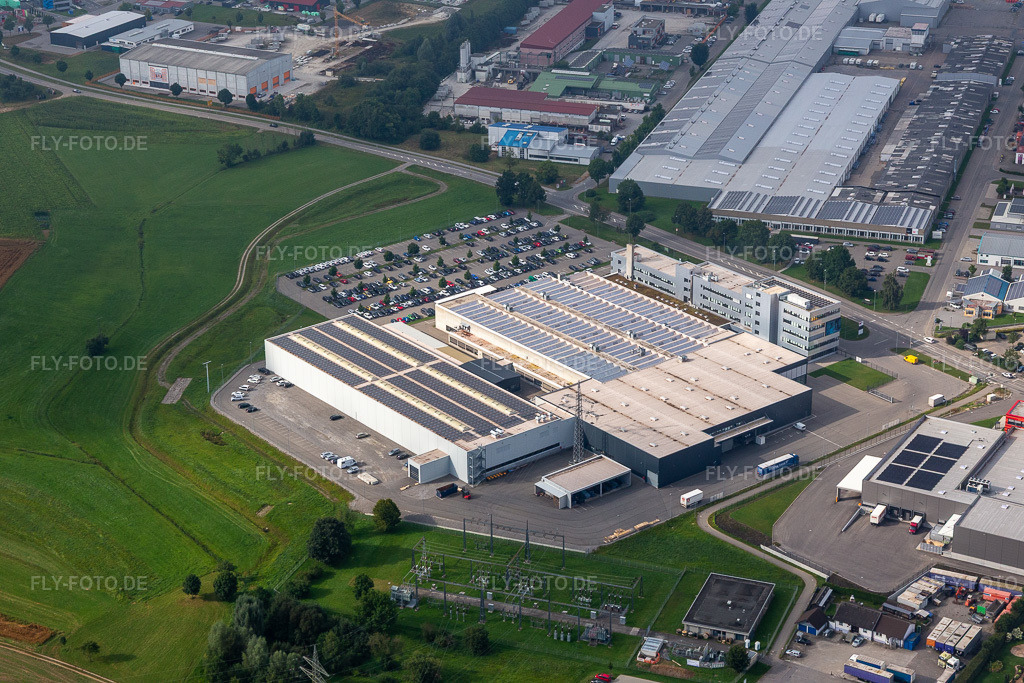 Luftbild: Industrie- und Gewerbegebiet mit Beton - Fertigteil - Union GmbH & Co. KG; Schwäbische Werkzeugmaschinen GmbH, KMS Automation GmbH. im Ortsteil Waldmössingen in Schramberg im Bundesland Baden-Württemberg in Deutschland. Foto: IMG_128656.jpg vom 27.08.2021 durch Werner Riehm/FLY-FOTO.de