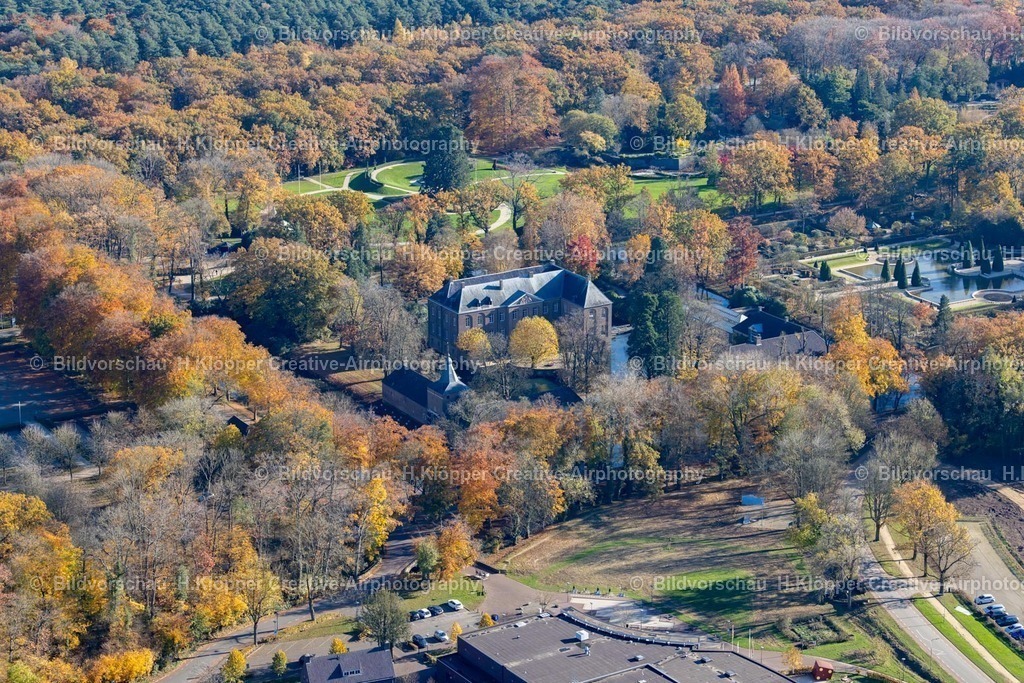 Luftbilder Arcen Limburg-7560 | Luftbildfotografie Herbstluftbild Wassergraben mit Wasserschloß Schloss Kasteeltuinen Arcen in Arcen in Limburg, Niederlande - Realisiert mit Pictrs.com