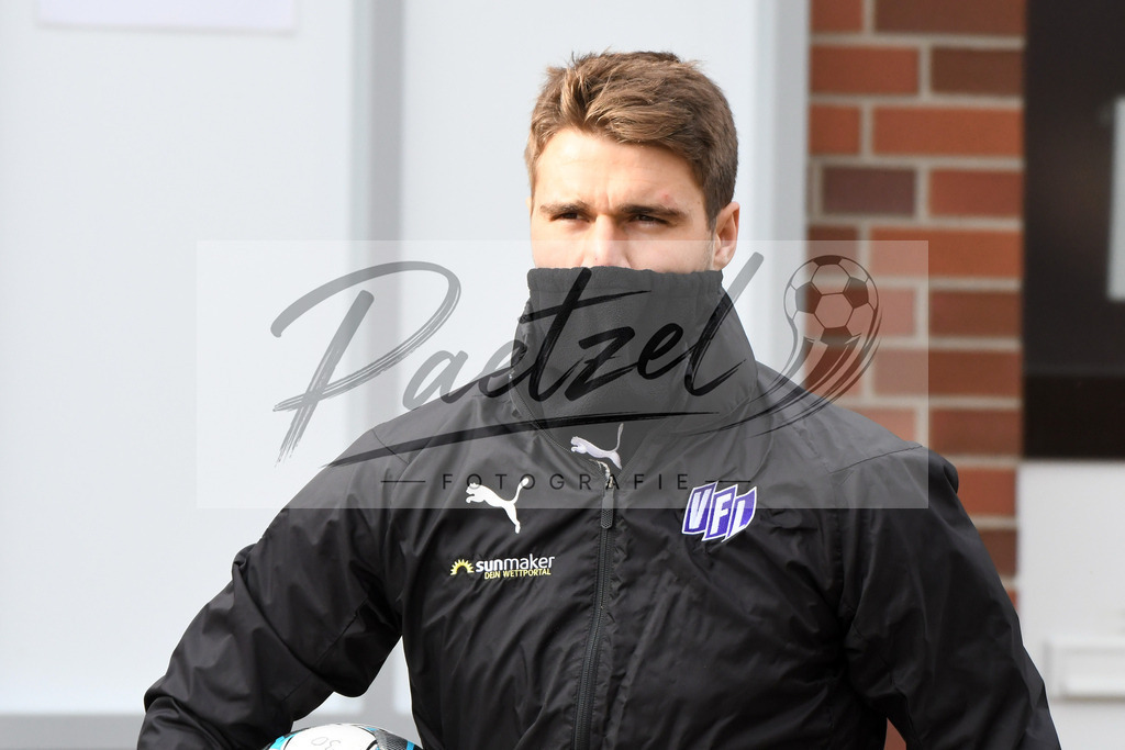 20200130_TRAOSN_0031 | Fußball, Herren: Benjamin Girth (VfL Osnabrueck) schaut waehrend der Trainingseinheit des VfL Osnabrueck im Sportpark Illoshoehe am 30.01.2020 in Osnabrueck, Deutschland. - Realisiert mit Pictrs.com