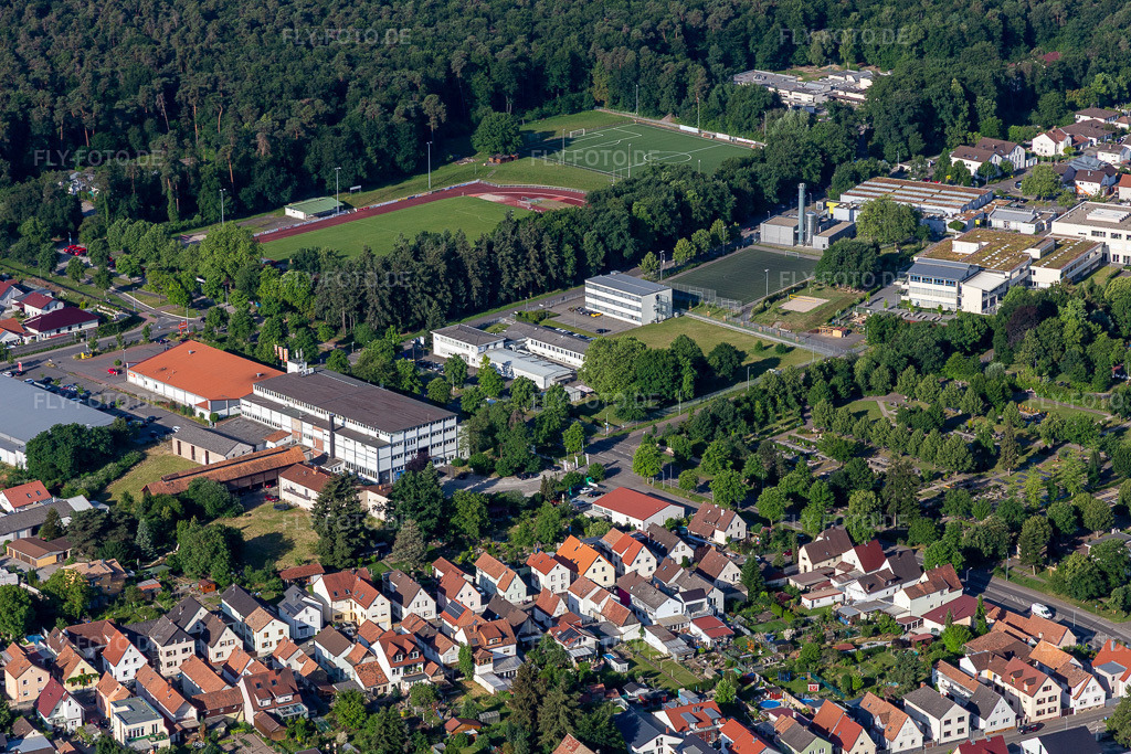Luftbild: SV Rülzheim 1920 e.V. in Rülzheim im Bundesland Rheinland-Pfalz in Deutschland. – Foto: IMG_132347.jpg vom 03.06.2022 durch Werner Riehm/FLY-FOTO.de – Auflösung des Originals: 5472 x 3648 px – Sportverein 1920 Rülzheim e.V - #lilablut