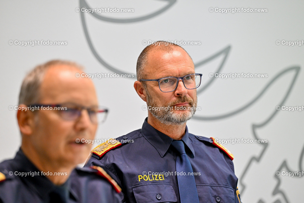 Polizei_ neuer Stadtpolizeikommandant Linz_ 27.06.2024-16 | 27.06.2024, Landespolizeidirektion Oberoesterreich, AUT, Vorstellung des neuen Stadtpolizeikommandanten von Linz, im Bild Guenther Humer (GenMjr., Stv. Landespolizeidirektor Ooe), Andreas Pilsl (Landespolizeidirektor Ooe)