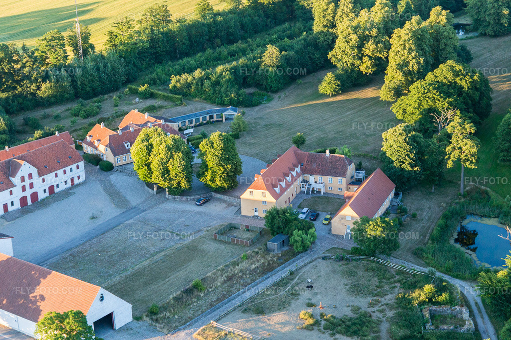 Aerial view: View of the town in Borre in the state Zealand, Denmark. – Photo: IMG_108730.jpg taken on 07/04/2018 by Werner Riehm/FLY-FOTO.com – Resolution of the original: 5472 x 3648 px