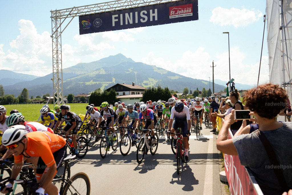 394_20230817_Bewerb_Maenner_Muehlanger | AUT - OESTERREICH, 2023-08-16: SPORT RENNRAD-FAHREN - 55. INTERNATIONALER RADWELTPOKAL IN ST. JOHANN IN TIROL  - Vintage-Radrennen mit WM-Bronze-Medaillen-Siegerin Christina Schweinberger, den Teilnehmer und Alexander Baumann (vom Orginastions-Team) - TAG 2 BEWERB MAENNER IN SECHS GRUPPEN  ; Foto: Roland Muehlanger