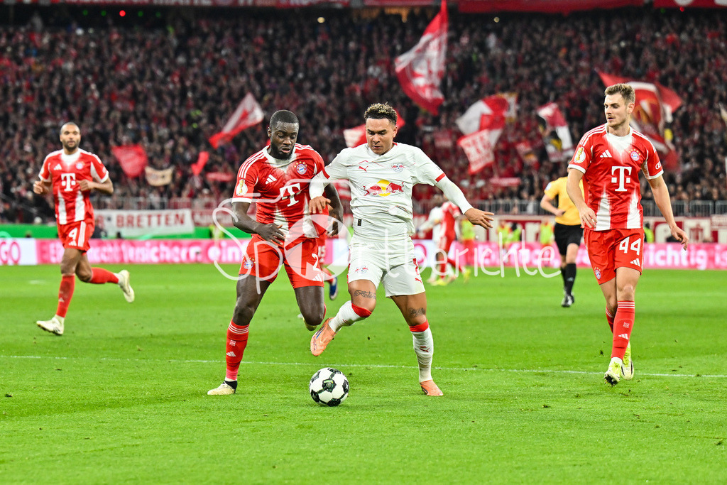 FC Bayern München - RB Leipzig | MUNICH, GERMANY - 11. FEBRUARY: IM DUELL Dayot UPAMECANO (FC Bayern Munich 2) und Antonio Eromonsele Nordby NUSA (RB Leipzig 7) und Josip STANISIC (FC Bayern Munich 44) während dem Spiel zwischen dem FC Bayern München und RB Leipzig beim Viertelfinale des DFB-Pokales in der Allianz Arena