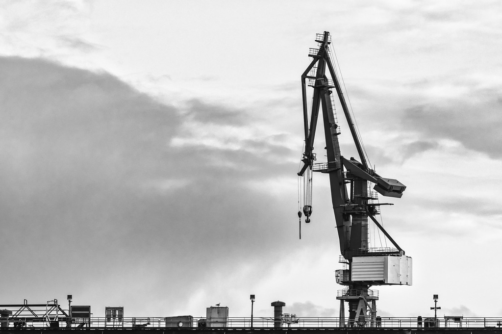 2023_10_14_HH-HOLZHAFEN-HOCHWASSER_MCP4115 sw_01 | Hochwertig gedruckte Fotografien für die Wand, als Kalender und zum Verschenken. Hamburg & Norddeutschland und überall wo ich mit der Kamera unterwegs war.