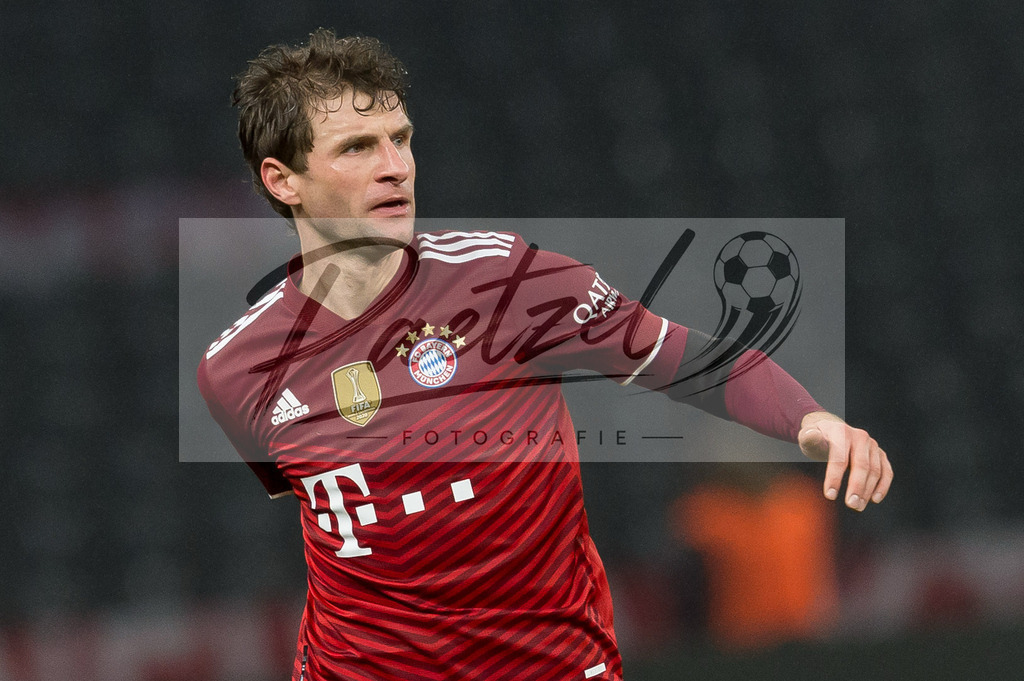 BSCFCB20220123_309 | Fussball, Herren: Thomas Mueller (FC Bayern Muenchen) schaut bei dem Spiel der 1. Bundesliga zwischen Hertha BSC und FC Bayern Muenchen im Olypiastadion am 23.01.2022 in Berlin, Deutschland.DFB / DFL REGULATIONS PROHIBIT ANY USE OF PHOTOGRAPHS AS IMAGE SEQUENCES AND/OR QUASI-VIDEO. - Realisiert mit Pictrs.com