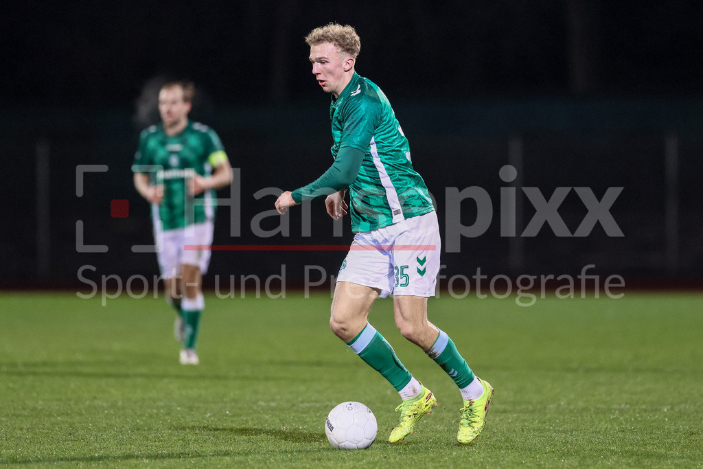 Fussball, Regionalliga Nord, SV Werder Bremen II - VfB Oldenburg | v.li.: Leon Opitz (SV Werder Bremen II, 35) am Ball, Einzelbild, Ganzkörper, Aktion, Action, Spielszene