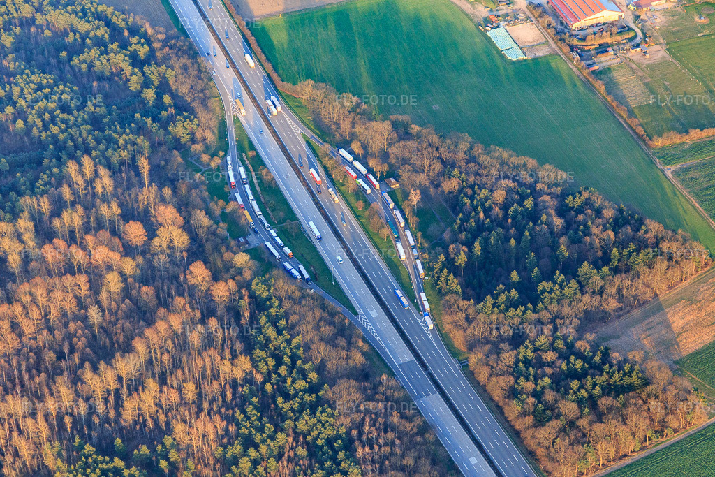 Luftbild: Autobahn-Rastplatz Schleifweg an der A5 in Bietigheim im Bundesland Baden-Württemberg in Deutschland. Foto: IMG_097781.jpg vom 16.03.2017 durch Werner Riehm/FLY-FOTO.de