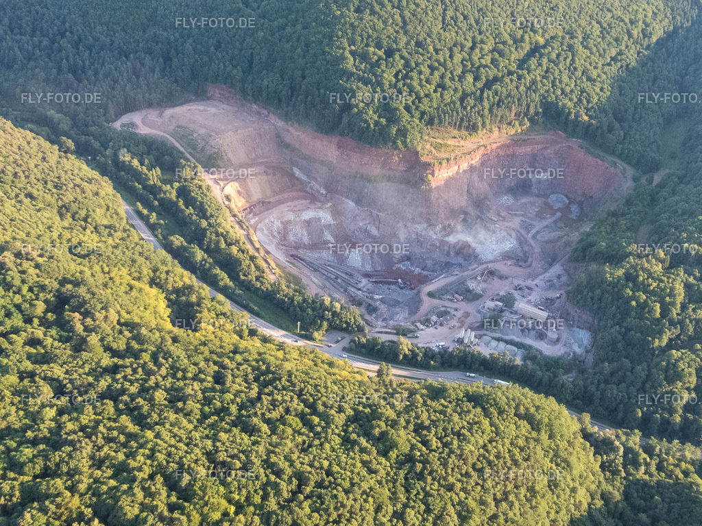 Steinbruch von PfalzGranit im Kaiserbachtal http://pfalzgranit.de/ | Luftbild: Steinbruch von PfalzGranit im Kaiserbachtal http://pfalzgranit.de/ in Waldhambach im Bundesland Rheinland-Pfalz in Deutschland. Foto: P7130213.jpg vom 13.07.2017 durch Werner Riehm/FLY-FOTO.de - Realisiert mit Pictrs.com