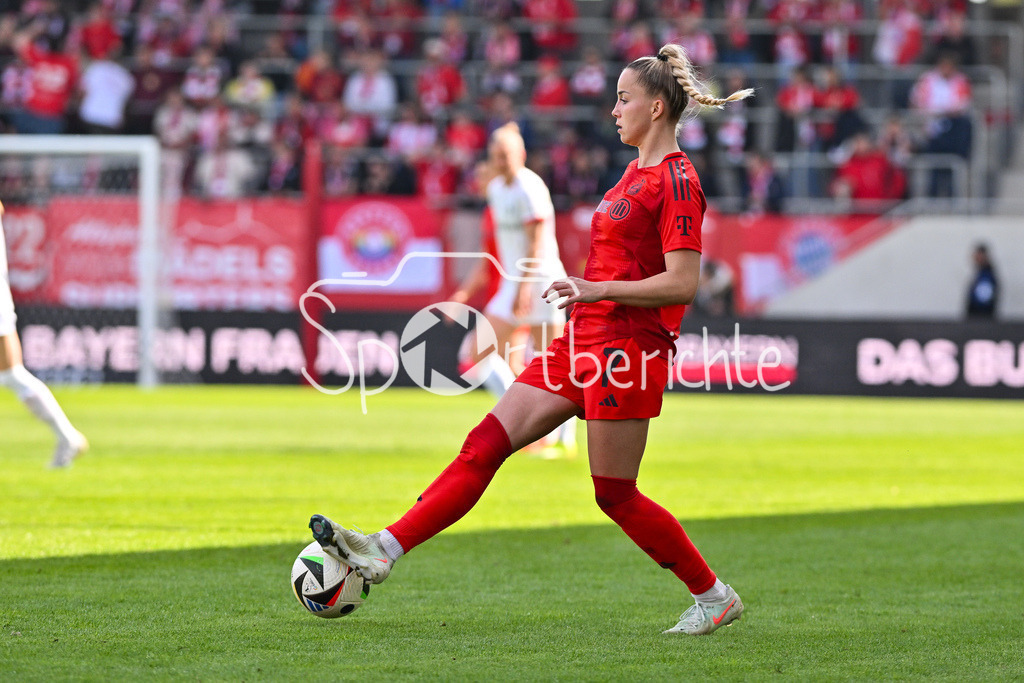 FC Bayern München - SC Freiburg | am BAll Giulia GWINN (FCB #7) / Einzelfoto / Freisteller / Frauen Bundesliga: FC Bayern Muenchen - SC Freiburg, FC Bayern Campus am 27.04.2025