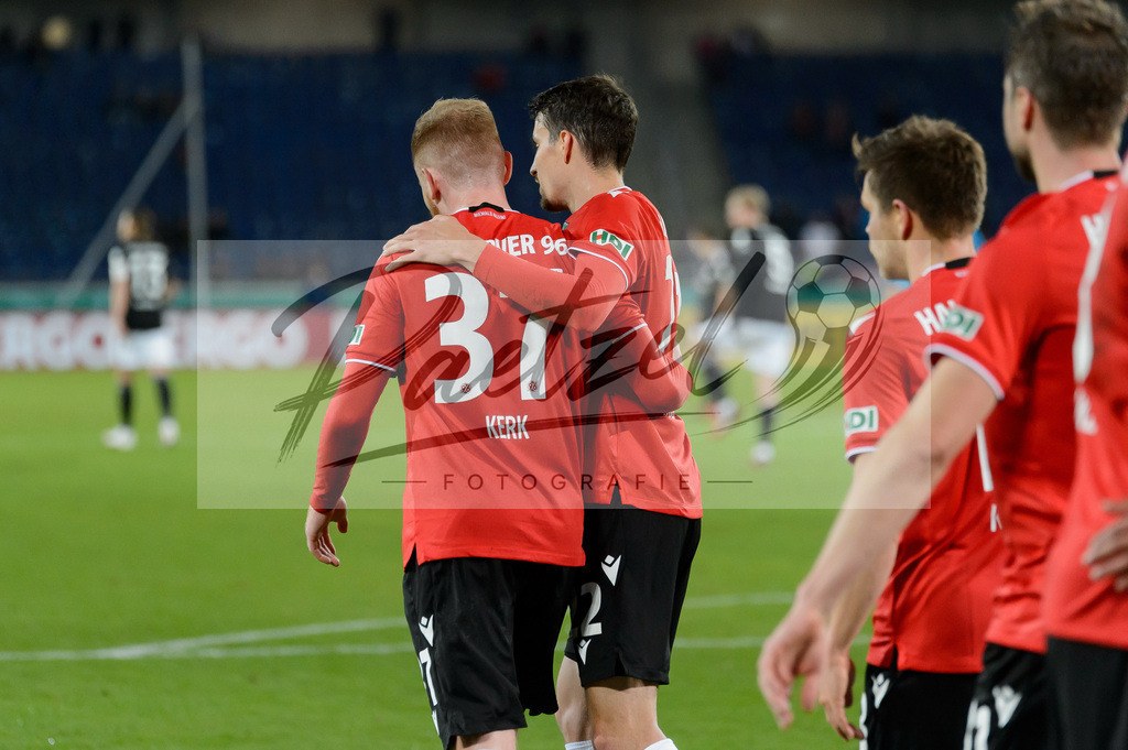 H96DUS20211027_016 | Fussball, Herren: Sebastian Kerk (Hannover 96) Torjubel, jubelt mit seiner Mannschaft nach dem Treffer zum 1:0 bei dem Spiel der 2. Runde im DFB-Pokal zwischen Hannover 96 und Fortuna Duesseldorf in der HDI-Arena am 27.10.2021 in Hannover, Deutschland.DFB / DFL REGULATIONS PROHIBIT ANY USE OF PHOTOGRAPHS AS IMAGE SEQUENCES AND/OR QUASI-VIDEO. - Realisiert mit Pictrs.com
