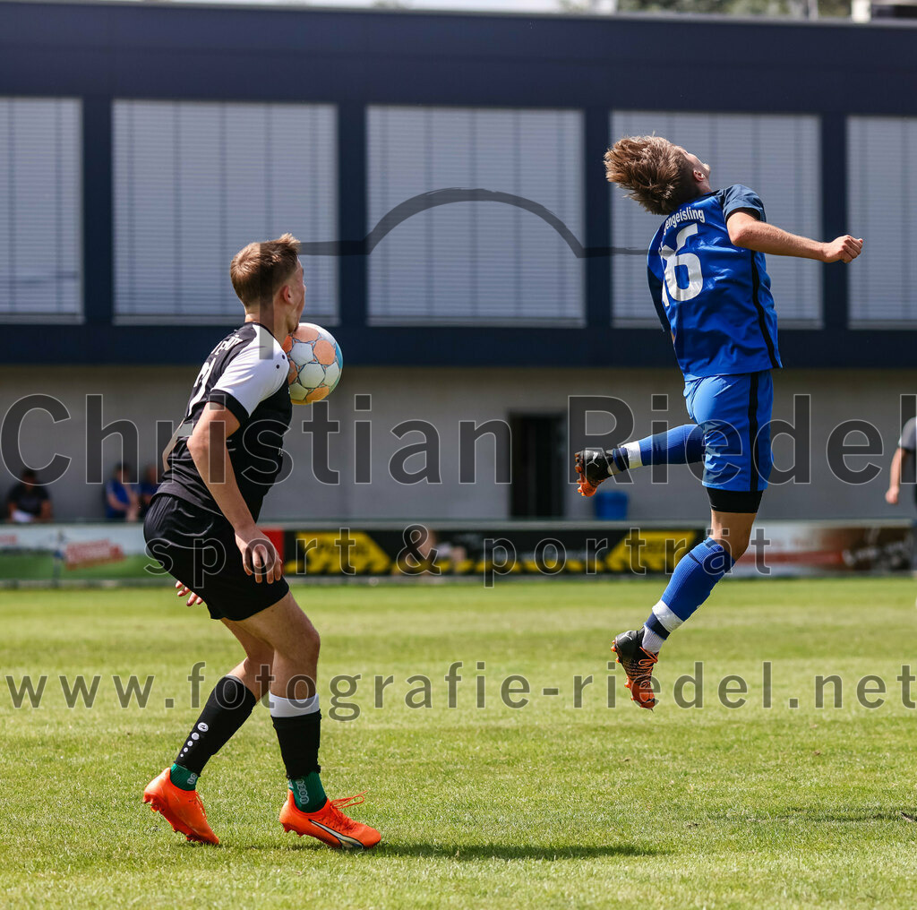 2023-07-22_099_FC_Langengeisling_gegen_VfB_Eichstaett_II | Erding, Deutschland, 22.07.2023:
Fußball, Bezirksliga Oberbayern Ost 2023 / 2024, Testspiel, FC Langengeisling gegen VfB Eichstätt II, Endergebnis: 3:2

Siegfried Kübler (VFB Eichstätt, #32), Diart Tahiri (FC Langengeisling, #16)

Foto: Christian Riedel / fotografie-riedel.net