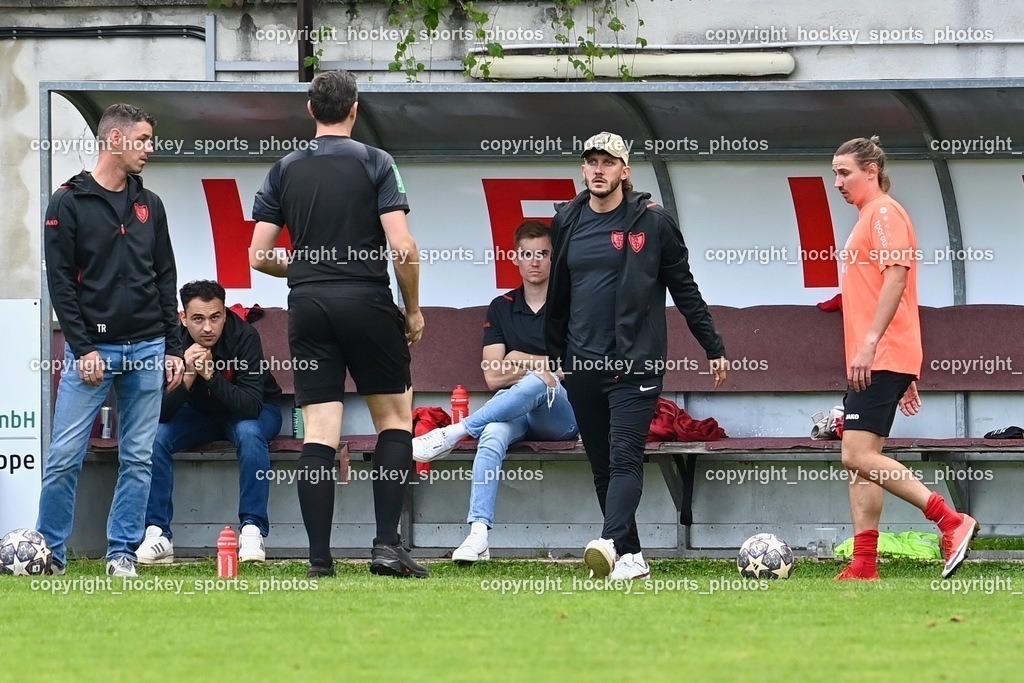ATUS Ferlach vs. SC Landskron 14.10.202 | Spielerbank ATUS Ferlach, Headcoach ATUS Ferlach Mario Verdel,  Assistentcoach ATUS Ferlach Petar Maric