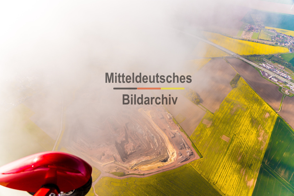 Wolken über Mammendorf-3983 | Der Pilot in seinem Tragschrauber, auch Gyrokopter genannt - Realisiert mit Pictrs.com