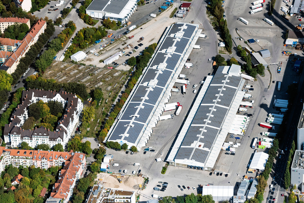 dr__0093087.jpg | MüNCHEN 01.10.2021 Gebäude des Großmarkt und Großhandelszentrum UGM Umschlagzentrum Großmarkthalle München an der Schäftlarnstraße im Ortsteil Sendling in München im Bundesland Bayern, Deutschland. Weiterführende Informationen bei: HENN GmbH,  Spedition Schmid GmbH & Co. KG,  Standortinitiative „Großmarkt in Sendling. Jetzt.“. // Building of the wholesale center Grossmarkthalle Muenchen in Munich in the state Bavaria, Germany. Further information at: HENN GmbH,  Spedition Schmid GmbH & Co. KG,  Standortinitiative a??Grossmarkt in Sendling. Jetzt.a??. Foto: Daniel Reiter