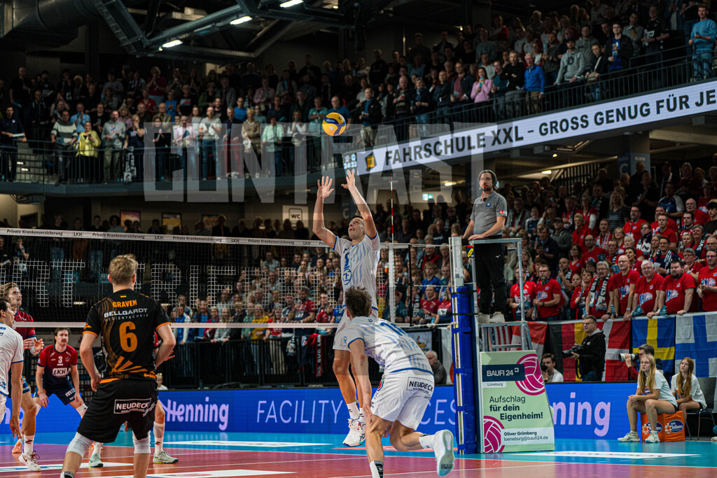 Volleyball I Herren I Saison 2025/2026 I Bundesliga I 5. Spieltag I SVG Lüneburg - VfB Friedrichshafen | Aleksa Batak (8, VfB Friedrichshafen) spielt den Ball zu - Realisiert mit Pictrs.com