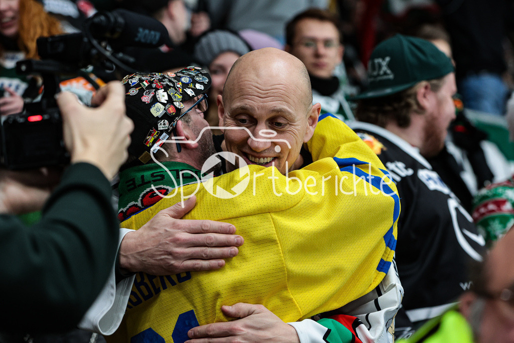 Augsburger Panther - Fischtown Pinguins Bremerhaven | Ex Panther Profi Christian EKLUND wird von einem schwedischen EIshockey Fan begruesst