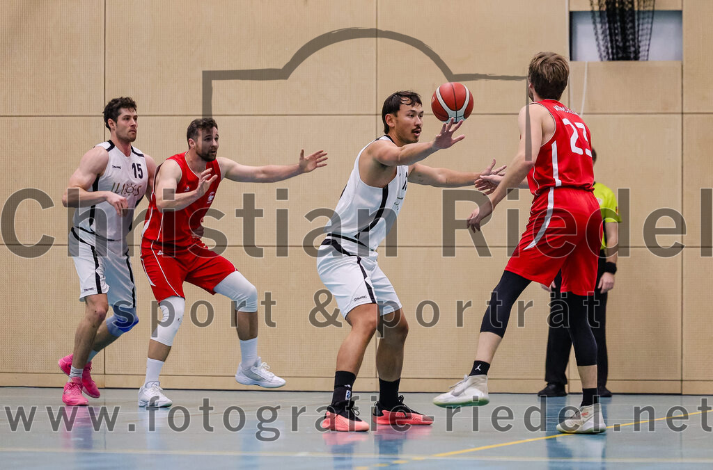 2025-12-06_077_TSV_Vaterstetten_gegen_MTV_1879_Muenchen | Vaterstetten, Deutschland, 06.12.2025:Basketball, 2. Regionalliga Süd 2025 / 2026, 9. Spieltag, TSV Vaterstetten gegen MTV 1879 München, Endergebnis: 58:83Linus Maisch (TSV Vaterstetten, #13), Moritz Breitreiner (MTV 1879 München, #23)Foto: Christian Riedel / fotografie-riedel.net