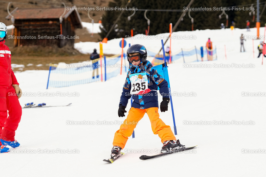 SRF_02.01.2026_0329 | Skirennfotos,Serfaus,Fiss,Ladis,Kinderskirennen,Winter,Tirol,Oberland,skirace,SFL,feelfree,weil wir's genießen,ski,Ski,skifahren,Sonnenplateau, - Realisiert mit Pictrs.com