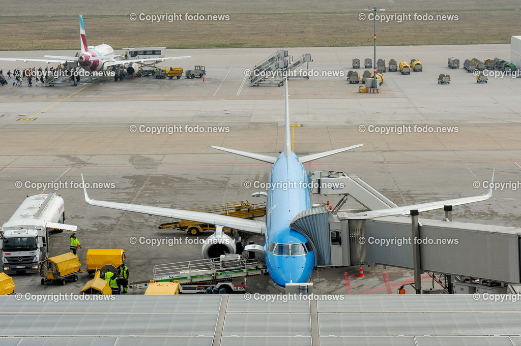 Deutschland_ Baden-Wuerttemberg_ Stuttgart_ Flughafen_ 05.01.2025-3 | 05.01.2025, Deutschland, GER, Baden-Wuerttemberg, Stuttgart, im Bild TUI, Stuttgart Airport, Flughafen, Flugfeld, Rollfeld, Vorfeld, Flugzeug, Urlaub, Reise, Business, Start, Landung, Gangway, Feature, Symbolbild