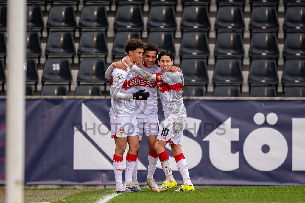 VfB Stuttgart II vs. TSG Hoffenheim II, Fussball, 3. Liga, 26. Spieltag, 15.03.2026 | Kenny Fressle (VfB Stuttgart II, #19), Noah Darvich (VfB Stuttgart II, #31) und Nicolas Sessa (VfB Stuttgart II, #10),VfB Stuttgart II vs. TSG Hoffenheim II, Fussball, 3. Liga, 26. Spieltag, 15.03.2026Foto: photosbyphips/Philip Ziegler