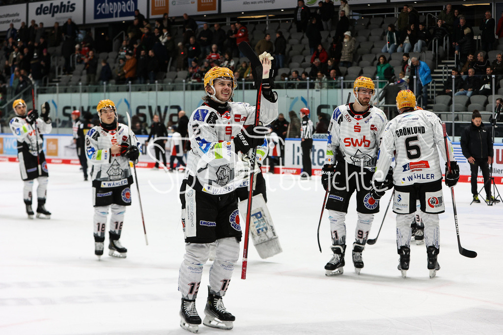 Augsburger Panther - Fischtown Pinguins | Die Gaeste bedanken sich bei den mitgereisten Fans nach dem Sieg in Augsburg