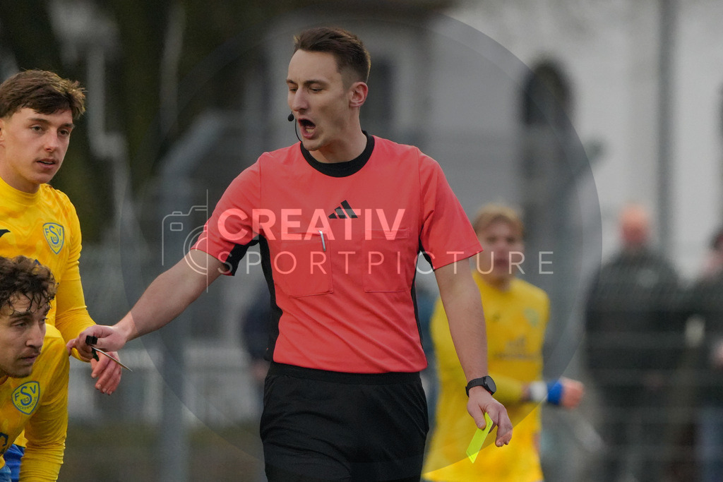 Fußball, Herren, Saison 2025/2026, Regionalliga Nordost, 18. Spieltag, FSV 63 Luckenwalde vs. FC Rot-Weiß Erfurt, Samstag 06.12.2025, Werner-Seelenbinder-Stadion Luckenwalde, | Fußball, Herren, Saison 2025/2026, Regionalliga Nordost, 18. Spieltag, FSV 63 Luckenwalde vs. FC Rot-Weiß Erfurt, Samstag 06.12.2025, Werner-Seelenbinder-Stadion Luckenwalde, Im Bild: Schiedsrichter Luis Riedel  - Realisiert mit Pictrs.com