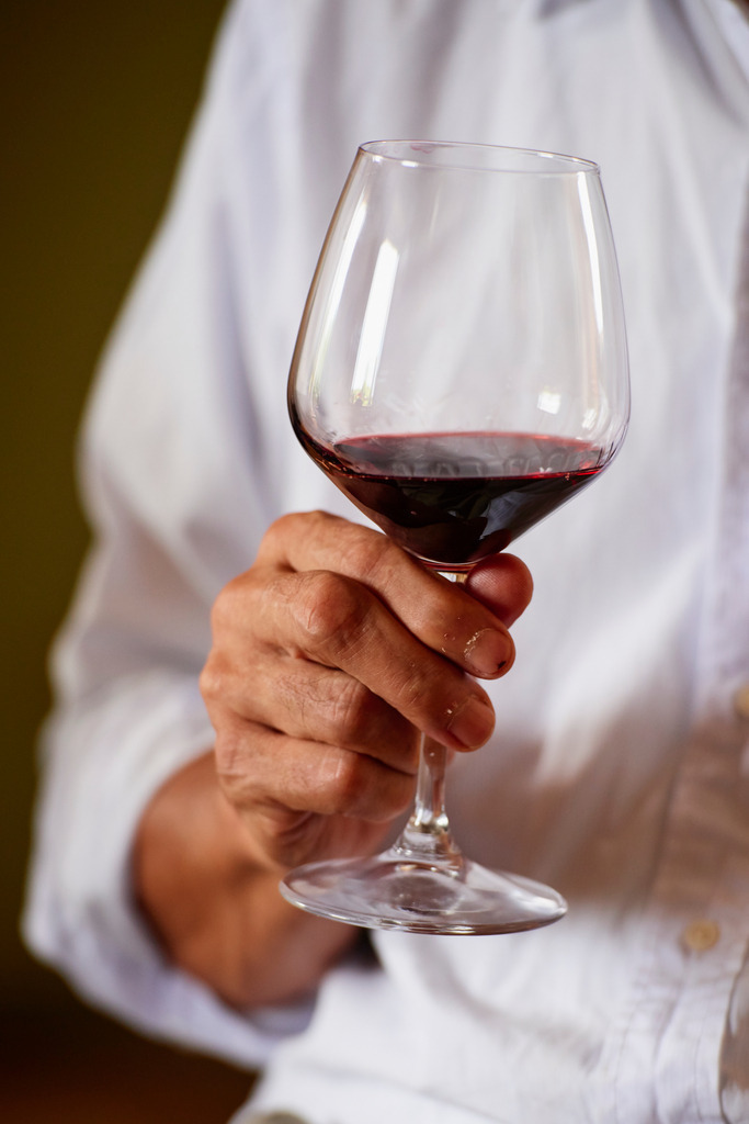 Luigi Fabbro bei der Weinverkoestigung | Montalcino, Italien - August 30, 2016: Weingut San Polino; Luigi Fabbro bei der Weinverkoestigung. - Realisiert mit Pictrs.com