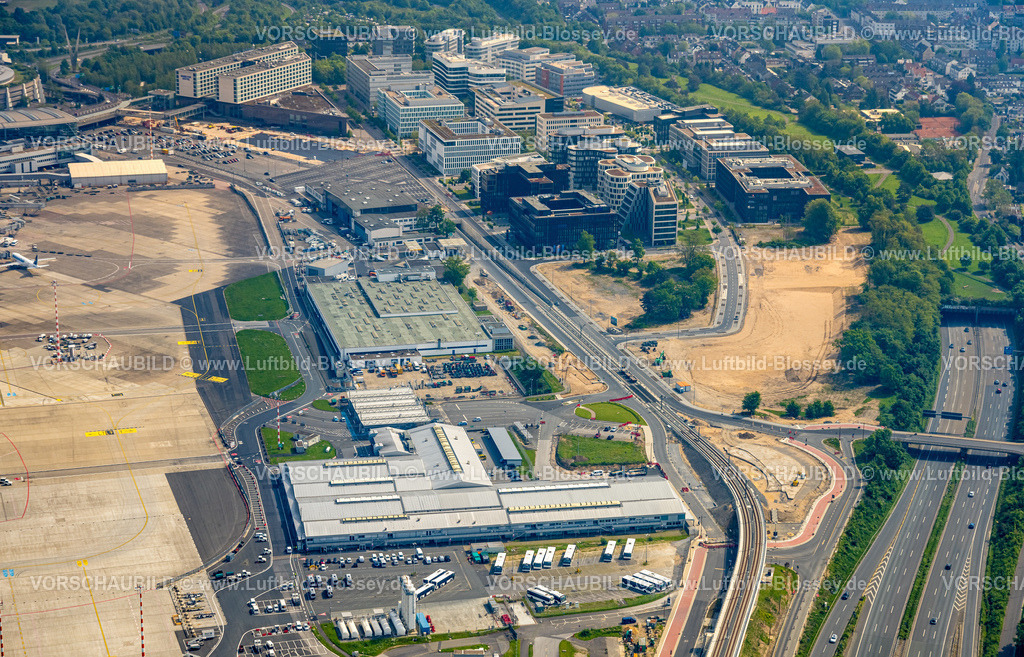 Duesseldorf240500781 | Luftbild, Internationaler Flughafen Düsseldorf, DUS Airport, Bürogebäude Flughafenstraße, Neubau der U-Bahnlinie U81, Lohausen, Düsseldorf, Rheinland, Nordrhein-Westfalen, Deutschland