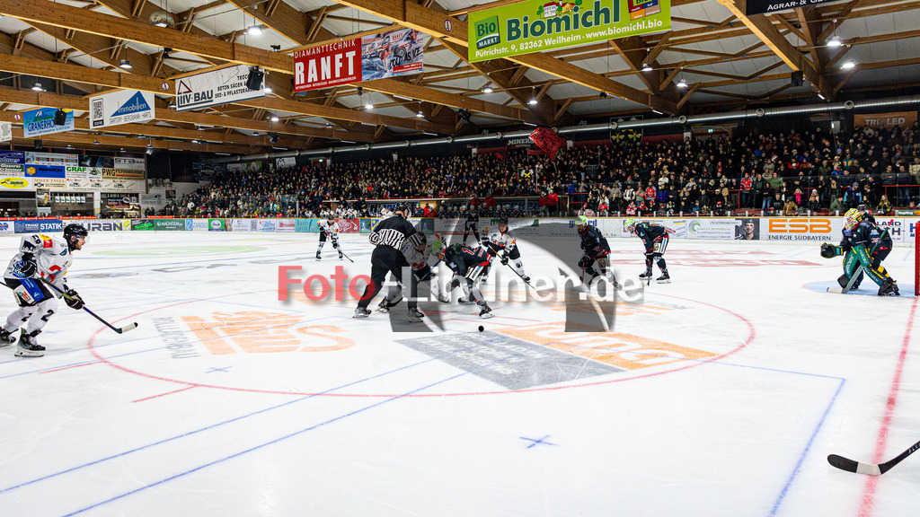Peißenberg MINERS gegen HC Landsberg RIVER KINGS | Eishockey Bayernliga 2025/26 Vorrunde 4. Spieltag, Peißenberg MINERS gegen HC Landsberg RIVER KINGS, 20251024,Bully, Zuscher im Hintergrund, volles Stadion,2025-10-24 in Peißenberg (flatbuy Arena Peißenberg), Copyright: WolfgangxLindner www.foto-lindner.de