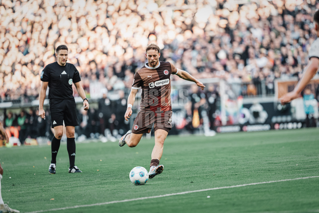 Fußball | Männer | Saison 2024/2025  | Fußball-Bundesliga | 8. Spieltag | FC St. Pauli vs. VfL Wolfsburg | 26.10.2024 | Danel Sinani (#10, FC St. Pauli)