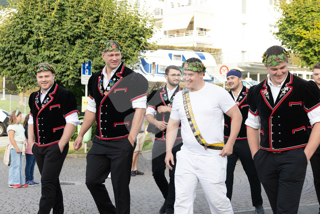 ESAF2025_Empfang_8265 | Die Schwinger des Schwyzer Kantonalen Schwingerverbandes: Fotos, die Dynamik und Leidenschaft festhalten, sowie emotionale Momente aus dem traditionellen Schwingsport zeigen. - Realisiert mit Pictrs.com