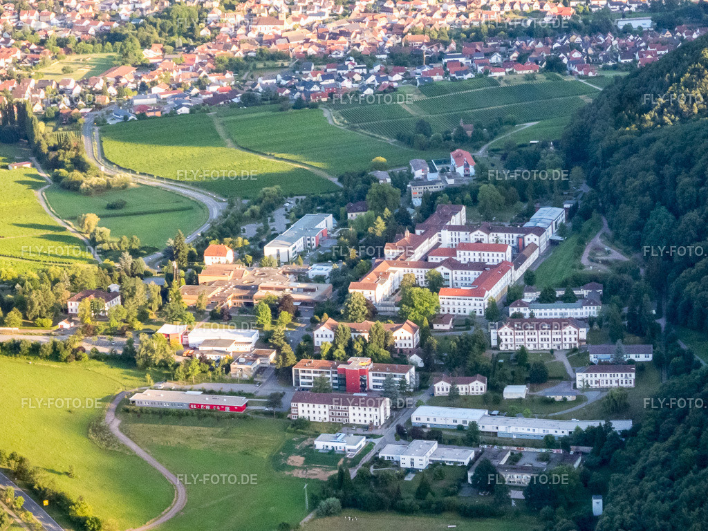 Klinik | Luftbild: Klinik in Klingenmünster im Bundesland Rheinland-Pfalz in Deutschland. Foto: P7130216.jpg vom 13.07.2017 durch Werner Riehm/FLY-FOTO.de - Realisiert mit Pictrs.com