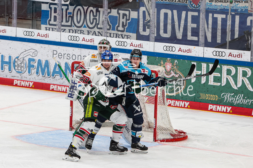 ERC Ingolstadt - Augsburger Panther | Jerome FLAAKE (ERC#90) im Duell mit John ROGL (AEV #28) / Markus Keller (AEV #35)